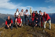 01 Alla Madonnina di vetta del Pizzo Baciamorti (2009 m) ci si ritrova in tanti...